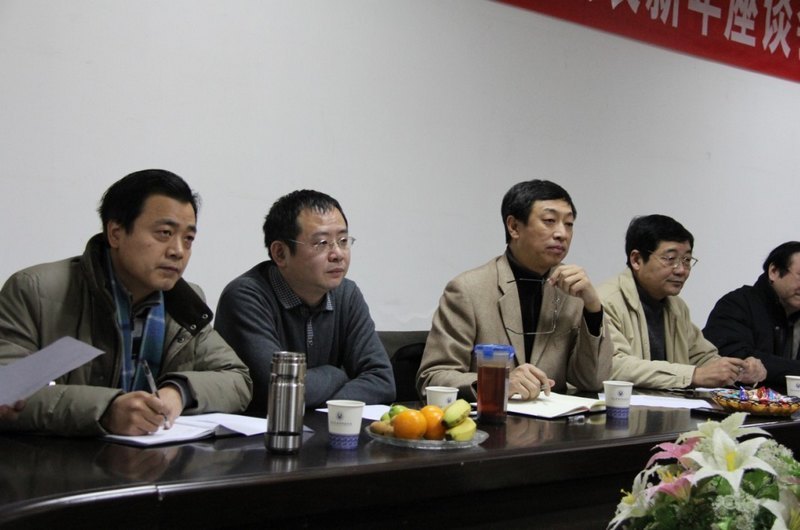 院领导与青年教师代表亲切座谈