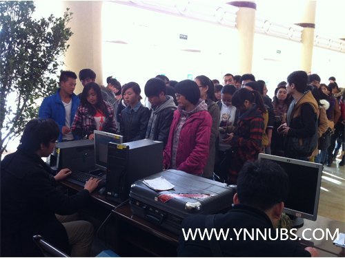 一张火车票 温暖学生心--记2013年“送票进高校”活动