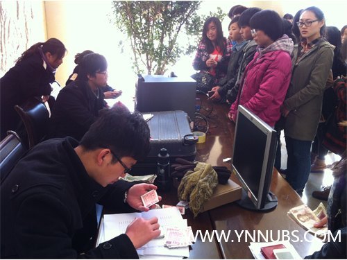 一张火车票 温暖学生心--记2013年“送票进高校”活动