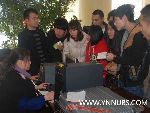 一张火车票 温暖学生心--记2013年“送票进高校”活动