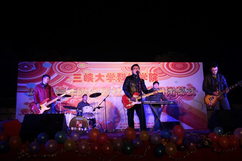 辞旧迎新师生同欢庆