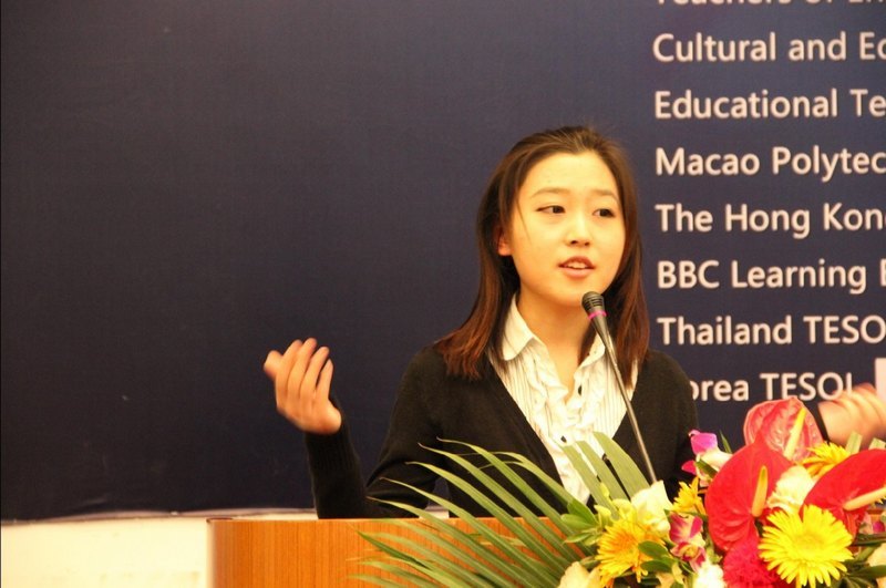 ��ʮ�˽��й��ձ��硰21����•�ɿڿ��ֱ���ȫ��Ӣ���ݽ������Ϻ�����������У����