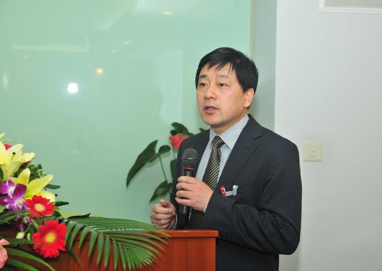 英国萨里大学首席教授金耀初受聘东华大学特聘教授