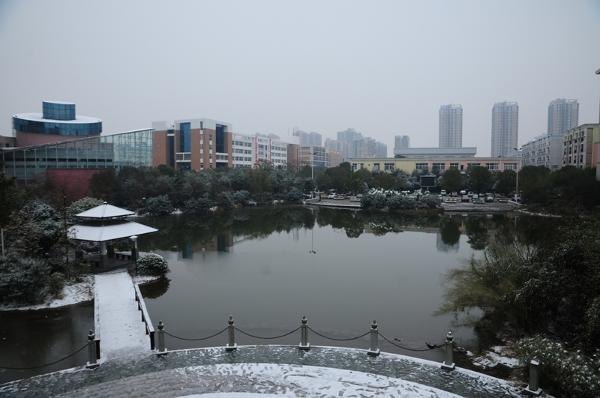 ��װ�ع���У԰����ͼ��