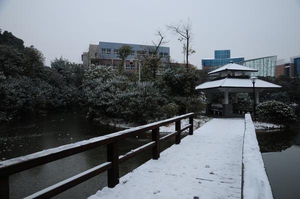 ��װ�ع���У԰����ͼ��