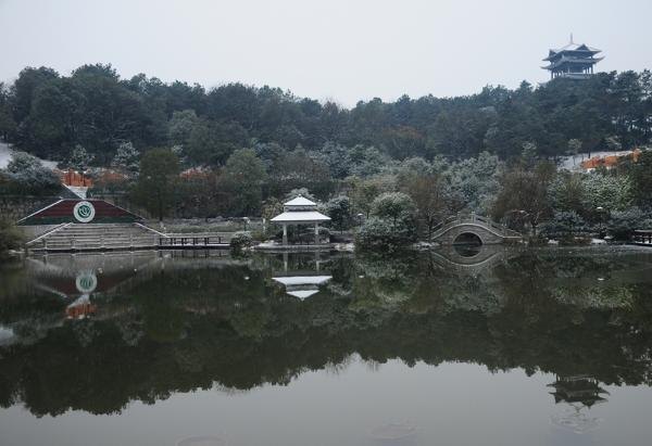 ��װ�ع���У԰����ͼ��