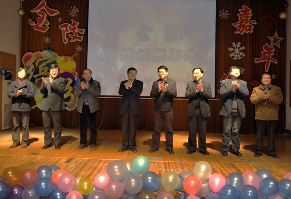 2013��Ԫ��ǰϦУ�쵼����ο�ʽ���ѧԺʦ��Ա��