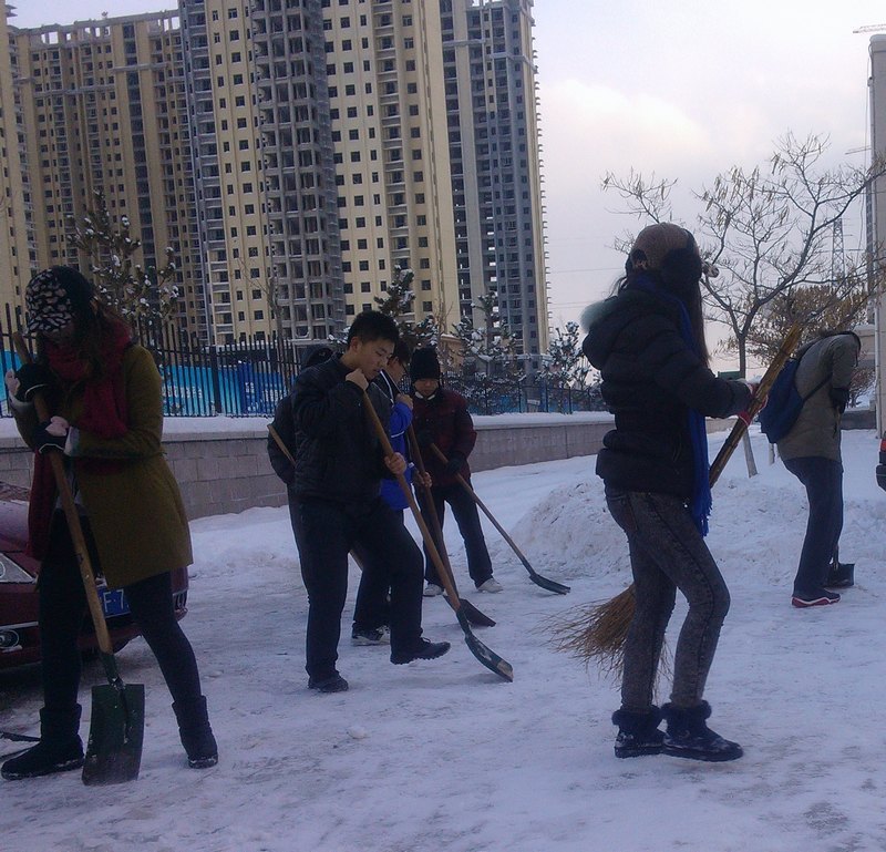 院团委组织学生干部校园扫雪