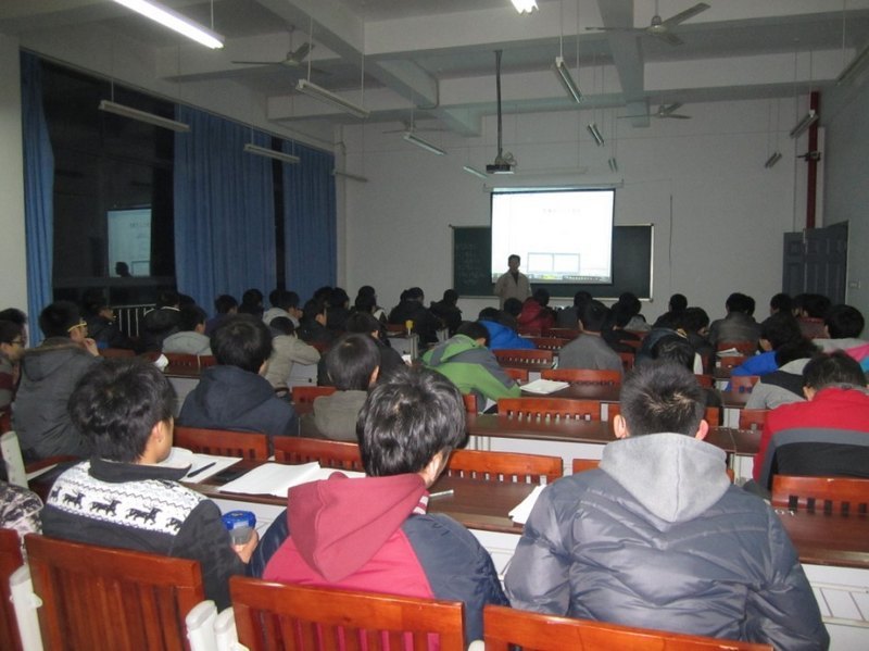 2011级机电专业学生顺利完成金工实习