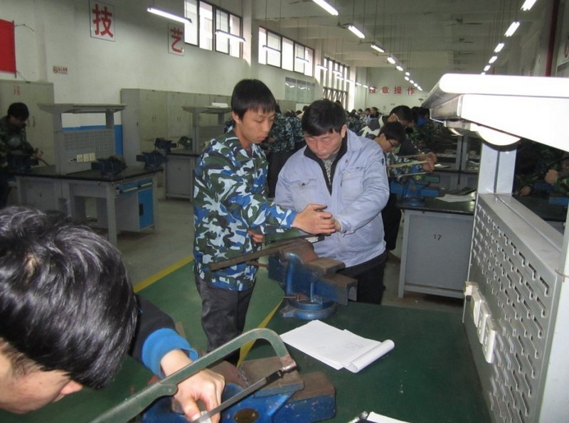 2011级机电专业学生顺利完成金工实习