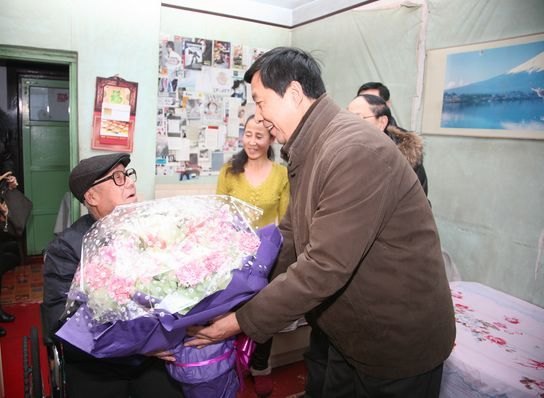 校领导走访慰问离退休老同志