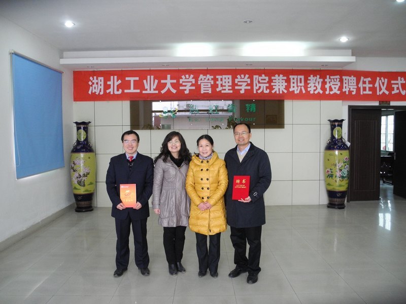 管理学院赴广州走访杰出(优秀)校友并授证书