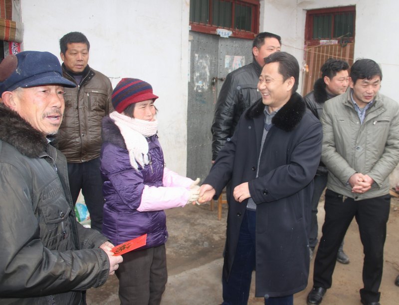 校工会主席孙海一行前往许昌学院帮扶单位举行教育实习基地挂牌仪式和送温暖活动