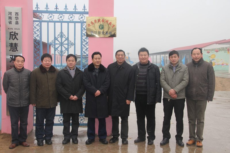 校工会主席孙海一行前往许昌学院帮扶单位举行教育实习基地挂牌仪式和送温暖活动