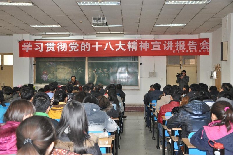 校内宣讲团成员深入各单位开展十八大宣讲活动