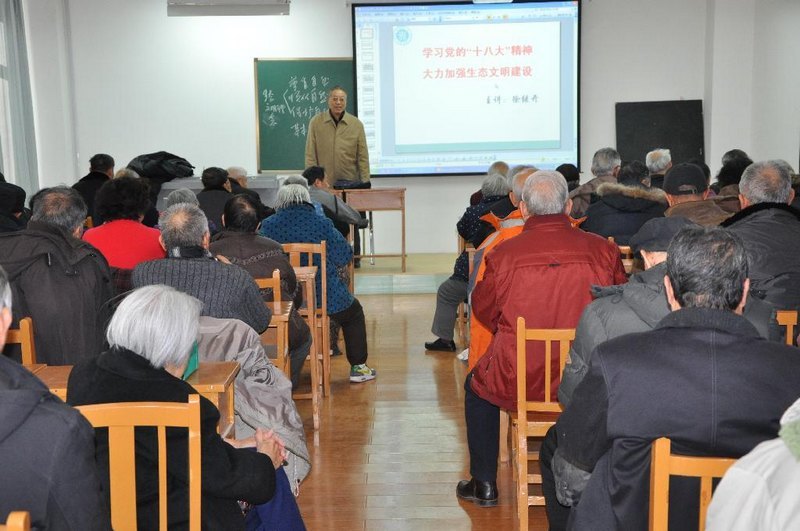 校内宣讲团成员深入各单位开展十八大宣讲活动