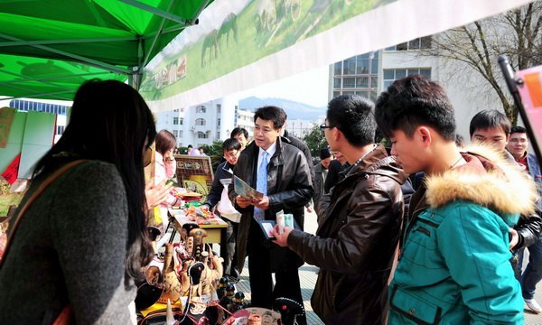 校领导参观市场营销展销