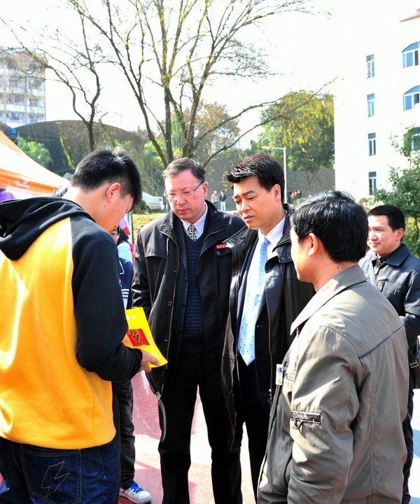 校领导参观市场营销展销