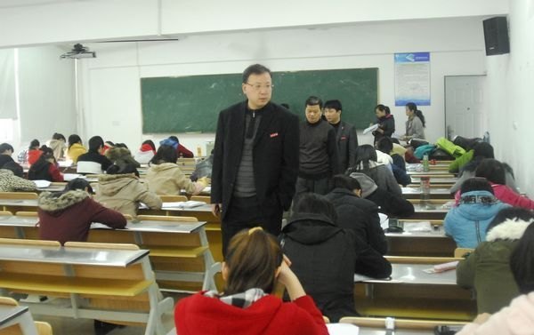 刘健校长巡视期末考试工作