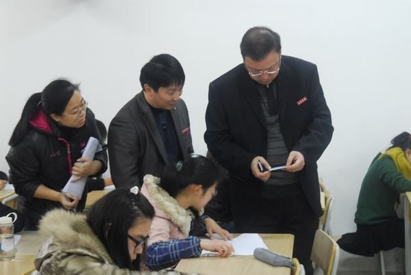 刘健校长巡视期末考试工作