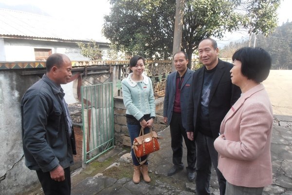 校领导慰问荆东社区挂包帮扶困难户