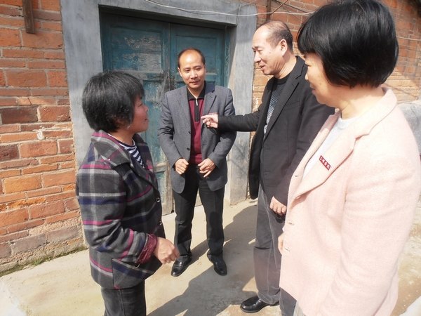 校领导慰问荆东社区挂包帮扶困难户