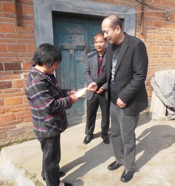 校领导慰问荆东社区挂包帮扶困难户