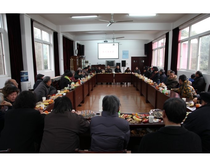 学校召开离退休教职工代表情况通报会