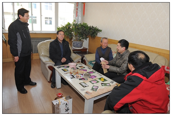 李大公副书记春节来临之际慰问老同志