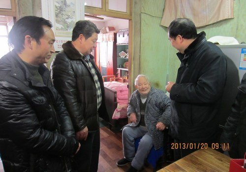 校后勤系统慰问离退休老同志