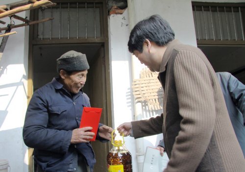 潘璋德书记走访慰问贫困户