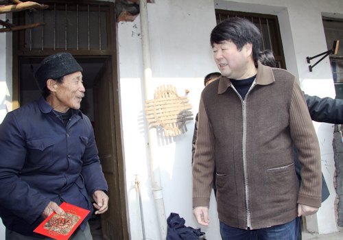 潘璋德书记走访慰问贫困户