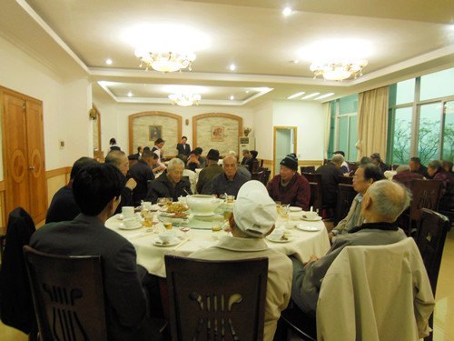 学校为80岁以上的离退休老同志举办集体生日宴会