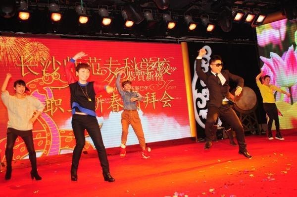 “跨越2012”——2013年春节团拜会【组图】