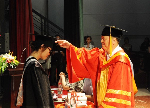 黄山学院举行2012届毕业生毕业典礼