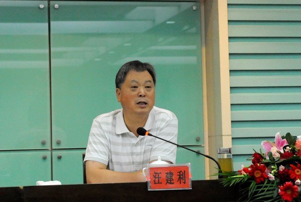 校党委理论学习中心组举办“保持党的纯洁性,凝心聚力迎评估”培训班