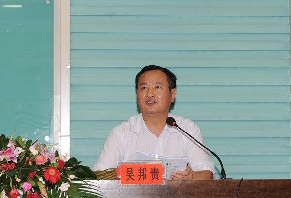 校党委理论学习中心组举办“保持党的纯洁性,凝心聚力迎评估”培训班