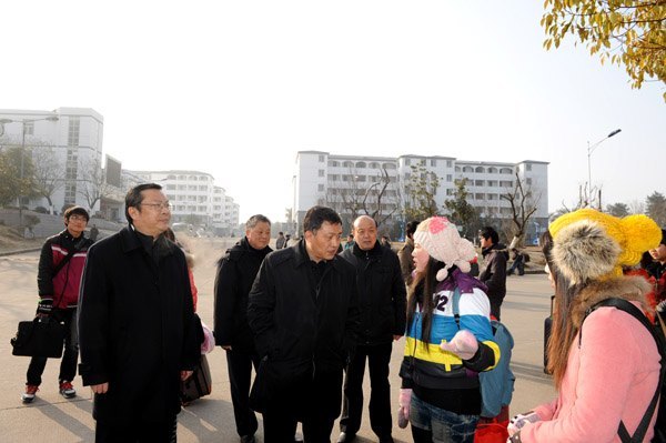 省政府副秘书长吴行莅临黄山学院检查指导校园安全工作