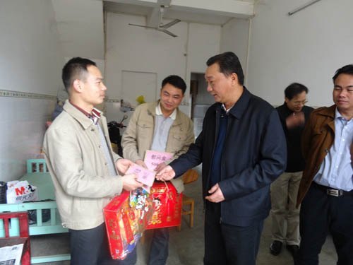 刘力书记率队赴学校扶贫点开展春节慰问活动