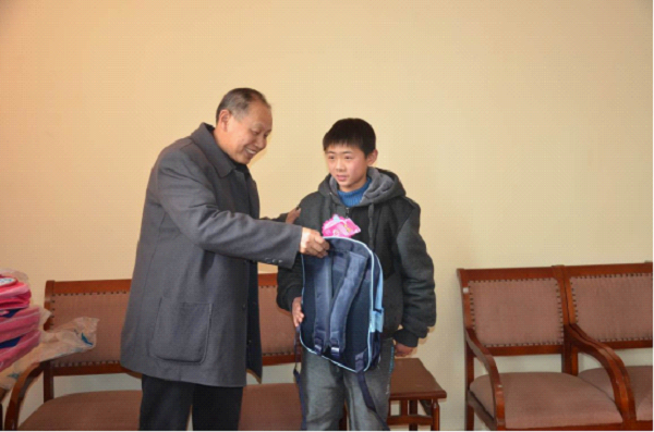 �人���̴�ѧ��չ�����򡱻֮�ذ����ض�ͯУ԰�л