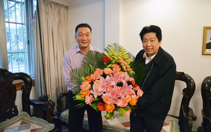 学校领导慰问广西师范学院享受国务院政府特殊津贴专家