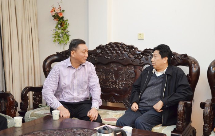 学校领导慰问广西师范学院享受国务院政府特殊津贴专家