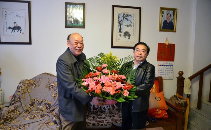 学校领导慰问广西师范学院享受国务院政府特殊津贴专家