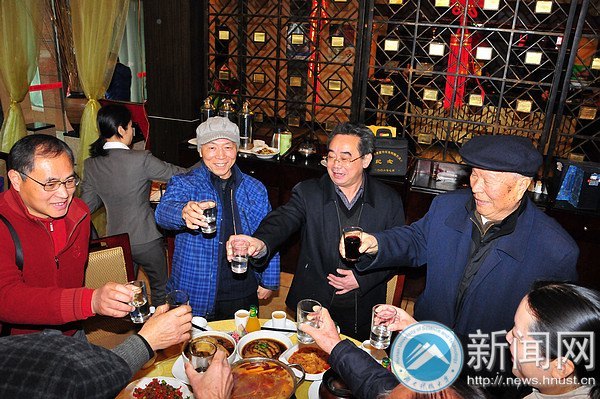 ���ϿƼ���ѧ����2013����������ͬ־��ӭ�����Űݻᡱ