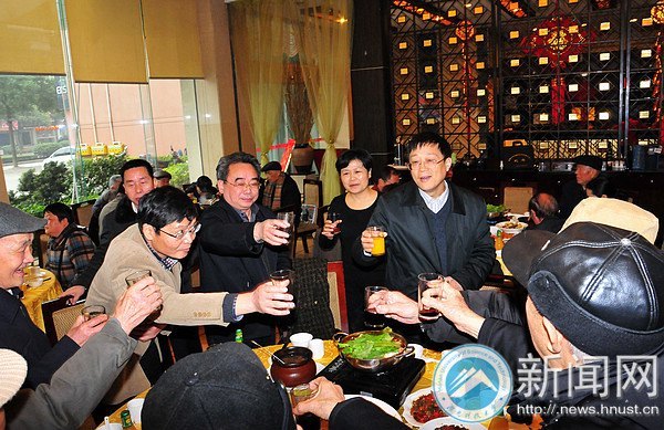 ���ϿƼ���ѧ����2013����������ͬ־��ӭ�����Űݻᡱ