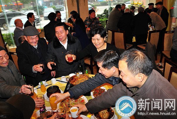 ���ϿƼ���ѧ����2013����������ͬ־��ӭ�����Űݻᡱ