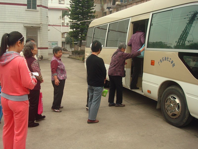 ѧУ����������������ͬ־���չ���۹⳵