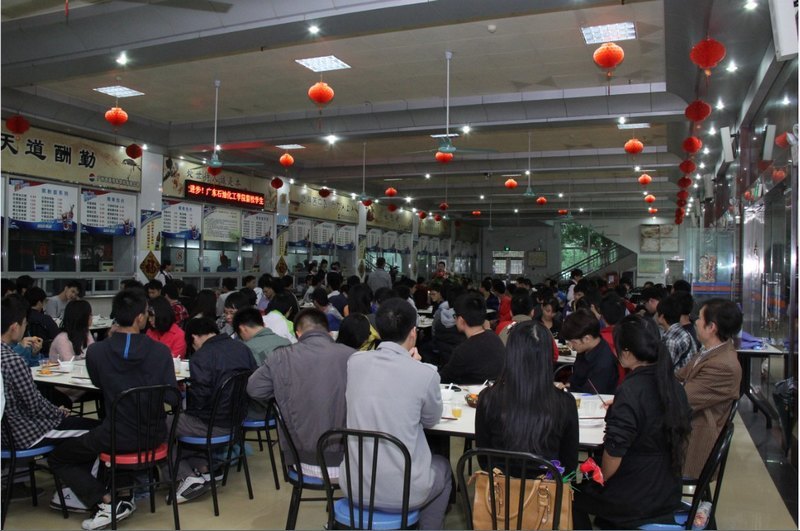 学校举办2013年寒假留校学生春节团拜会