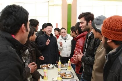 ���Ӷ�У���뺮����У��ѧ������ѧ�����ȴ���