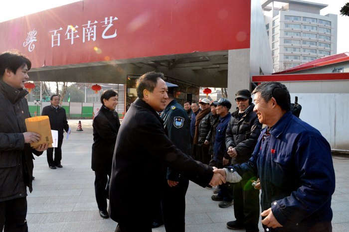 校领导春节期间慰问学校在岗职工